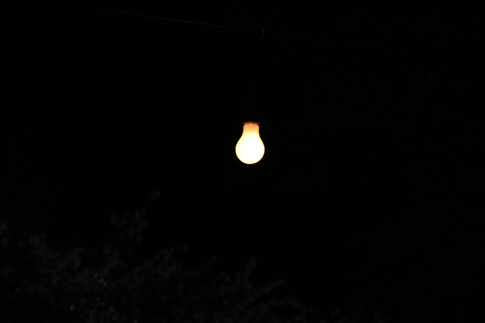 暗闇の電球